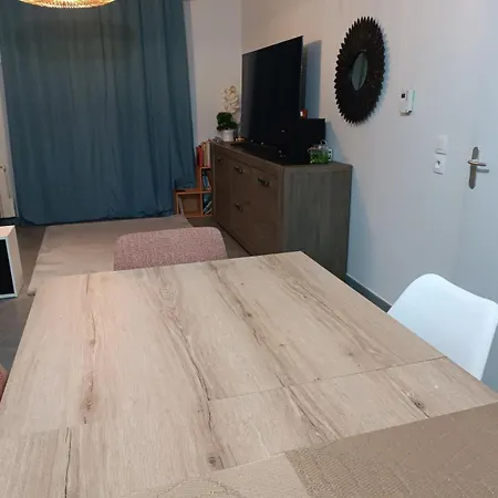 Homestay Cozy: Tram-adjacent Hub *