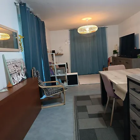 Homestay Cozy: Tram-adjacent Hub *